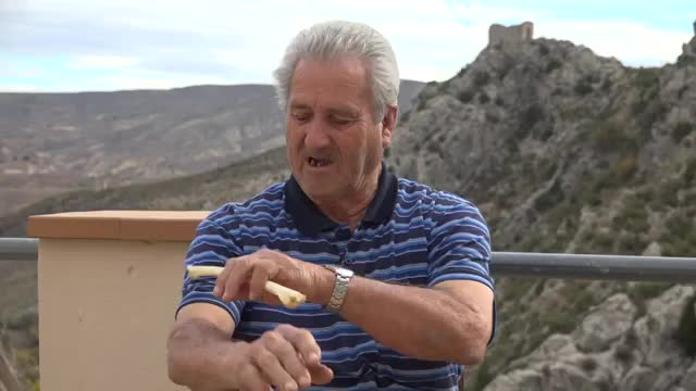 Las flautas de ala de buitre, el rosario de cristal de Híjar, cantos de bodega de Almonacid:el herrero de Alpa