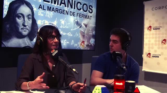 Cada mes de junio los estudiantes que terminan el bachillerato se enfrentan a ese jefe final de la enseñanza preuniversitaria que es la PAU. Una prueba que marca el desarrollo en las aulas de todo Aragón, y que determina en gran medida el futuro académico de aquellos que se examinan. En este episodio especial contamos con Chelo Ferreira, quien ha sido durante varios años armonizadora de la PAU; y con Christian Martín, profesor de matemáticas en secundaria y bachillerato. Charlamos además con estudiantes sobre sus preocupaciones de cara a la prueba y reflexionamos sobre los nuevos modelos de examen de la mano de Sergio Martínez, miembro del equipo que diseñó el vigente currículo aragonés de matemáticas.