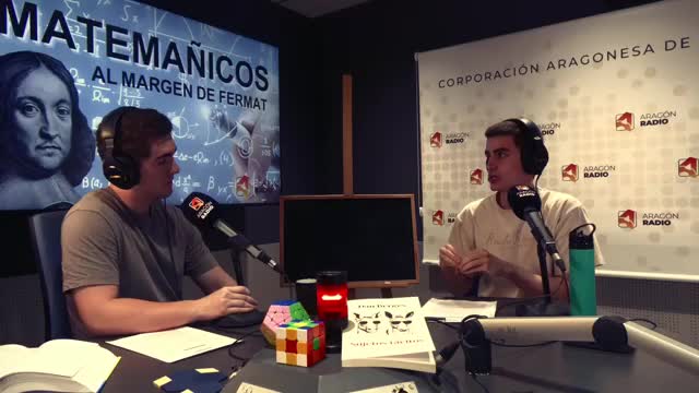 ¿Qué significa ser par? ¿Qué es una distancia? Aunque son conceptos que todos comprendemos, probablemente no sepas dar una definición precisa. Y es que el lenguaje que utilizamos en el día a día no siempre es riguroso. A menudo hay cosas que se sobreentienden por el contexto, o que pueden tener múltiples interpretaciones. En matemáticas eso no vale, y es necesario usar el lenguaje con unas reglas concretas para que todo esté definido con precisión. En este programa analizamos desde el punto de vista de la lógica algunas paradojas del lenguaje y sentamos las bases de un pilar tan importante de las matemáticas como es la definición.