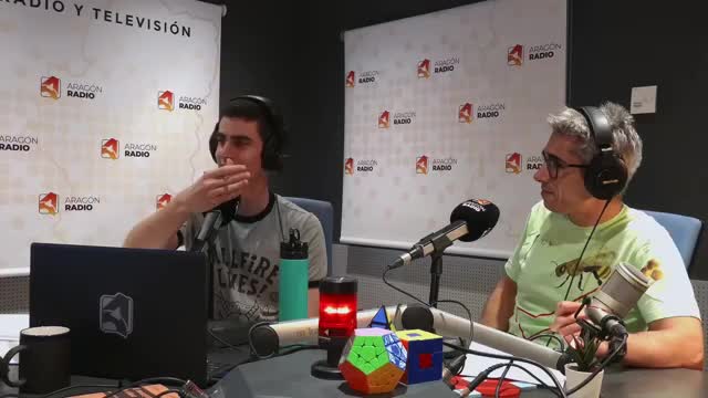 Cada 14 de marzo tiene lugar el Día Internacional de las Matemáticas, una fecha marcada en el calendario para celebrar esta disciplina en todos los rincones del mundo mediante la divulgación, y a ello está dedicado este episodio. Conversamos con Pablo Beltrán y Julio Bernués, profesores de la Universidad de Zaragoza, acerca de la enseñanza y la investigación de las matemáticas, y analizamos su perspectiva social con nuestros oyentes a pie de calle. Un programa diferente para un día muy especial
