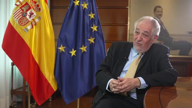 TENÍA QUE SER DE AQUÍ - Juan Alberto Belloch