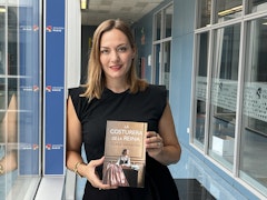 Moda francesa, cambios sociales y una intriga en la corte en la nueva novela de Clara Mendivil